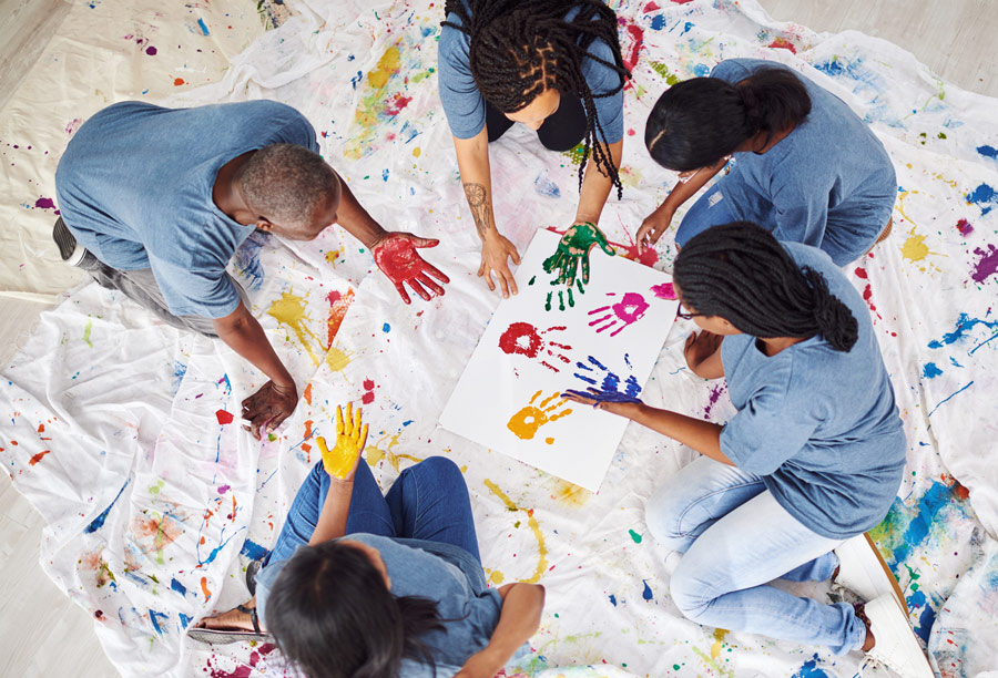 Taller de pintura colectiva y manos marcadas