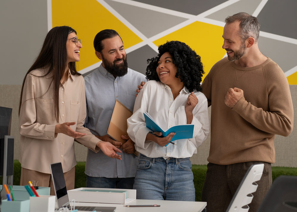 Colaboradores trabajando juntos en equipo