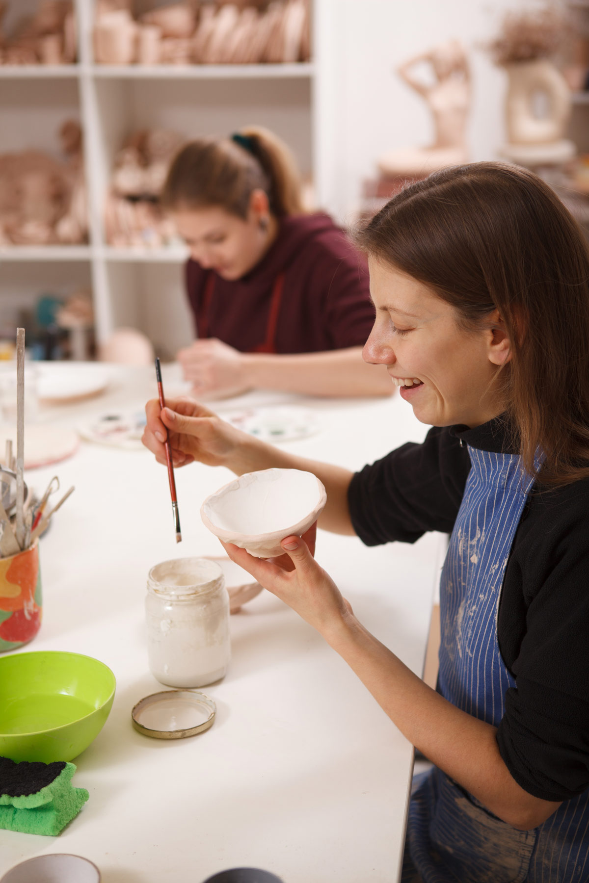 Mujer sonriendo pintando
